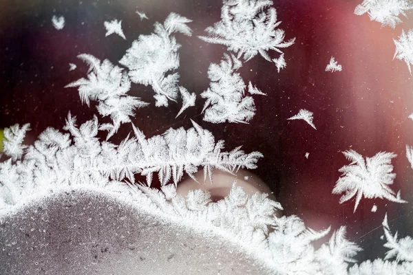 Flores de hielo sobre vidrio - textura y fondo. Alta resolución y detalles nítidos y hermosos — Foto de Stock