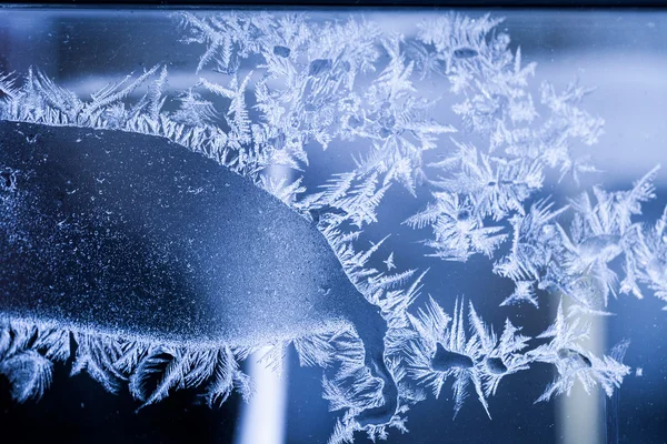 Fiori di ghiaccio su vetro - struttura e sfondo. Alta risoluzione e dettagli taglienti e belli — Foto Stock