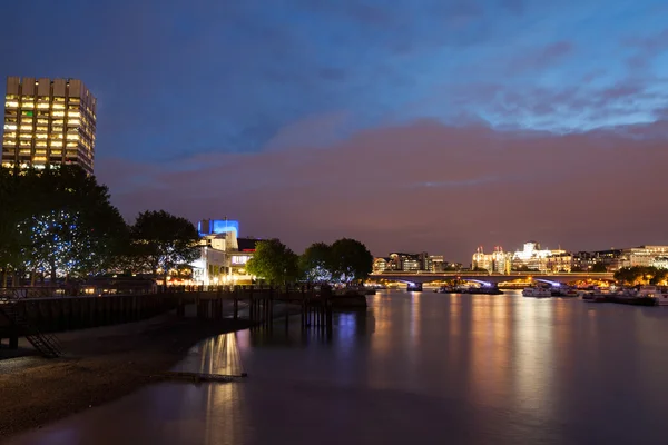 Londen nachten vanaf de pieren met uitzicht op de Canary Wharf — Stockfoto