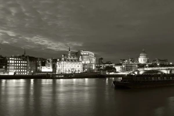 Noches en Londres desde los muelles con vistas a Canary Wharf. Fotografía en blanco y negro — Foto de Stock