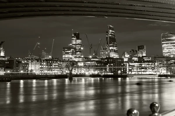 Noches en Londres desde los muelles con vistas a Canary Wharf. Fotografía en blanco y negro — Foto de Stock