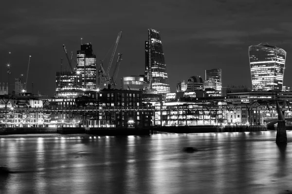 Noches en Londres desde los muelles con vistas a Canary Wharf. Fotografía en blanco y negro —  Fotos de Stock