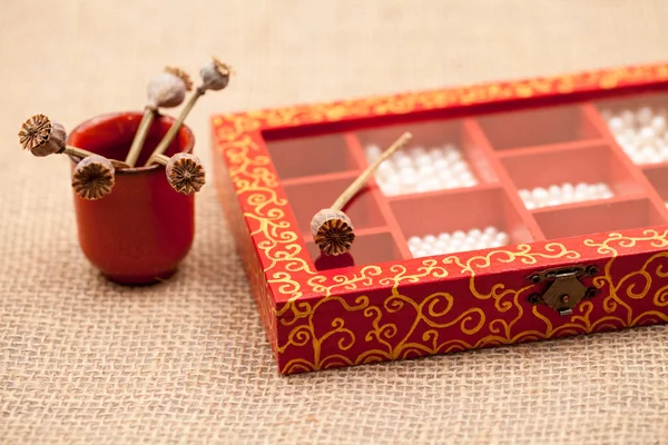Cajas pequeñas de madera pintadas para múltiples propósitos y joyas sobre una superficie de madera — Foto de Stock