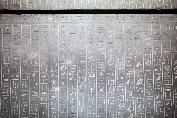 29. 07. 2015, LONDRES, ROYAUME-UNI, MUSÉE BRITANNIQUE Hiéroglyphes sur cercueils égyptiens — Photo