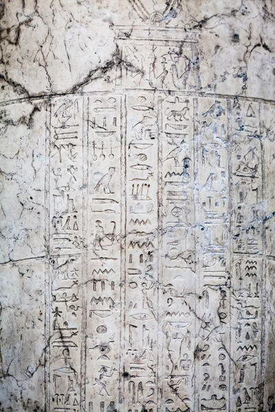 29. 07. 2015, Londýn, Velká Británie, Britské muzeum hieroglyfy na egyptské rakve — Stock fotografie