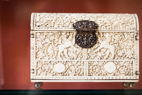 2015 年 7 月 30 日，英国伦敦︰ 大英博物馆。印度令人印象深刻的细节和工作，与宝石和贵金属的好对象 — 图库照片