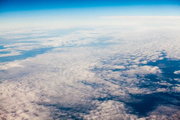 Vackra, dramatiska moln och himlen sedd från planet. Hög upplösning och kvalitet — Stockfoto