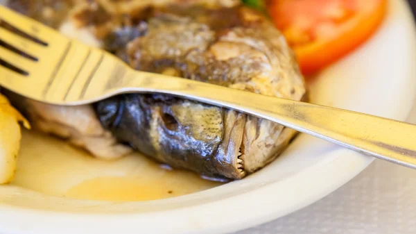 Gegrilde zeebrasem met poatatoes, tomaten en citroen — Stockfoto