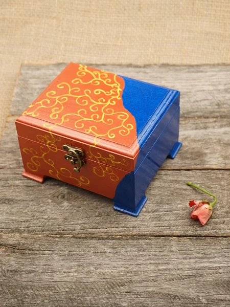 Пофарбовані, дерев'яні маленькі коробки для різних цілей — стокове фото