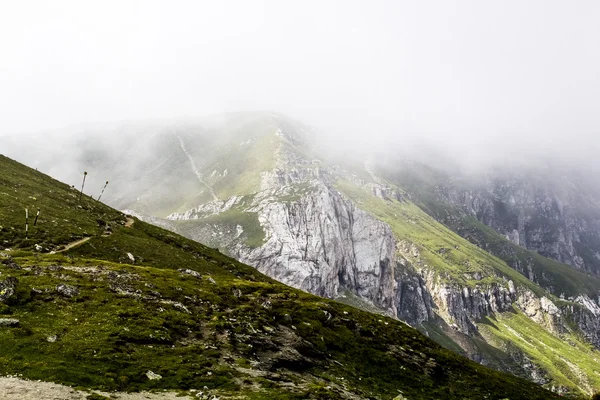 Paisaje de las montañas Bucegi, parte de los Cárpatos del Sur en Rumania —  Fotos de Stock