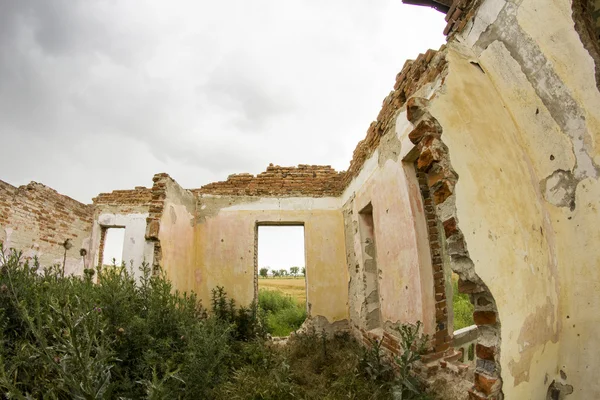 Teile eines zerstörten Hauses mit dramatischem Himmel - verschiedene Texturen und Kräuter. Fischaugeneffekt — Stockfoto