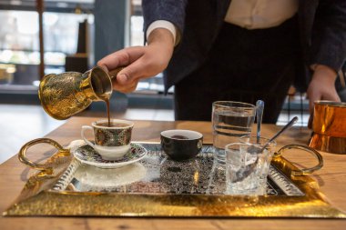 Türk kahvesi. Tenceredeki, tepsideki ve bardaklardaki güzel detaylar