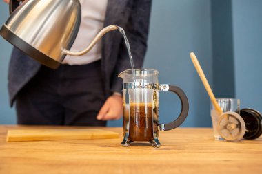 Kahve, özel aroma, detaylar ve hazırlık içeren Fransız basın filtresi