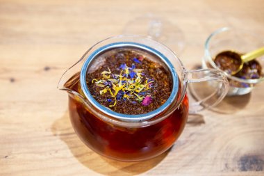 Çaydanlık ve taze çayla kompozisyon