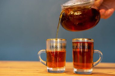 Çaydanlık ve taze çayla kompozisyon