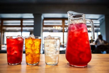 Tahta masada buzlu taze ev yapımı meyve suyu.