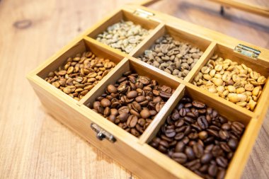 Kahve çekirdekleri - taze kavrulmuş ve lezzetli - doku.