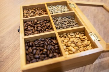 Kahve çekirdekleri - taze kavrulmuş ve lezzetli - doku.