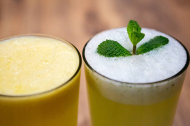 Tahta bir masada taze ev yapımı smoothie.