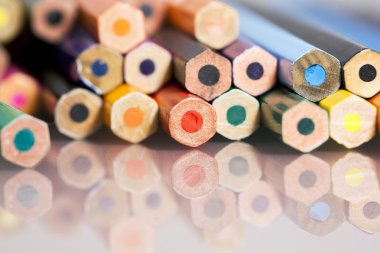 Ayrıntılar ve yenilgileri beyaz arka plan üzerinde anlamsız renkli kalemler grubu