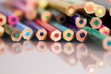 Ayrıntılar ve yenilgileri beyaz arka plan üzerinde anlamsız renkli kalemler grubu