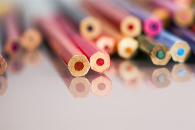 Ayrıntılar ve yenilgileri beyaz arka plan üzerinde anlamsız renkli kalemler grubu