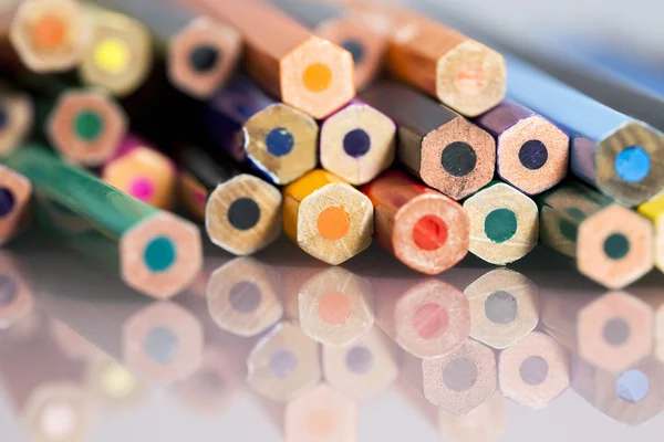 Ayrıntılar ve yenilgileri beyaz arka plan üzerinde anlamsız renkli kalemler grubu