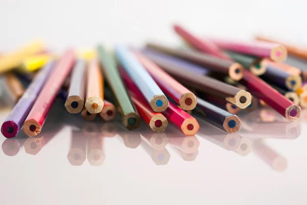 Grupo de lápices de colores sin sentido con detalles y reflexiones sobre fondo blanco — Foto de Stock