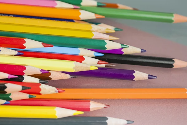 Grupp av kraftiga färgpennor med vit bakgrund och reflexioner — Stockfoto
