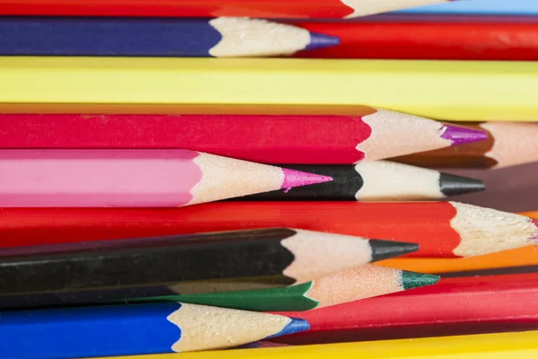 Grupp av kraftiga färgpennor med vit bakgrund och reflexioner — Stockfoto