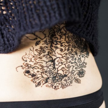 Siyah arka plan ile bir kadın vücudunun kına dövme