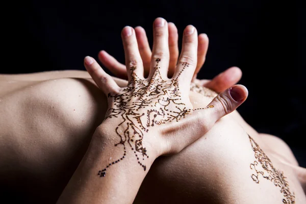 Tatuaggio di hennè su parti di un corpo di donna con sfondo nero — Foto Stock
