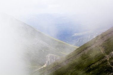 Peyzaj bucegi Dağları, Güney Karpatlar-Romanya çok sisli bir günde bir parçası