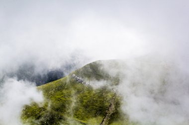 Peyzaj bucegi Dağları, Güney Karpatlar-Romanya çok sisli bir günde bir parçası