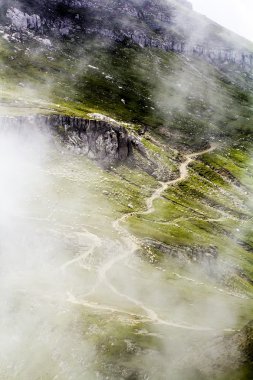 Peyzaj bucegi Dağları, Güney Karpatlar-Romanya çok sisli bir günde bir parçası