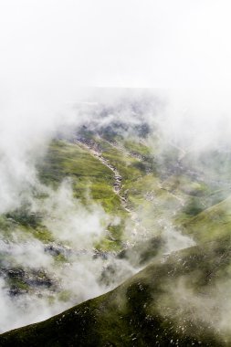 Peyzaj bucegi Dağları, Güney Karpatlar-Romanya çok sisli bir günde bir parçası