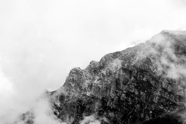 Peyzaj bucegi Dağları, Güney Karpatlar-Romanya çok sisli bir günde bir parçası