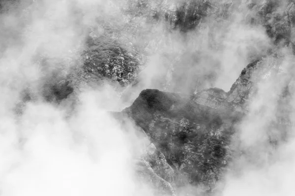 Peyzaj bucegi Dağları, Güney Karpatlar-Romanya çok sisli bir günde bir parçası — Stok fotoğraf