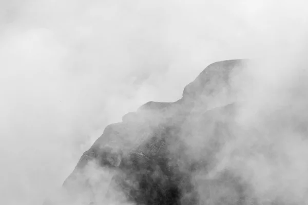 Paesaggio dai monti Bucegi, parte dei Carpazi del Sud in Romania in una giornata molto nebbiosa — Foto Stock