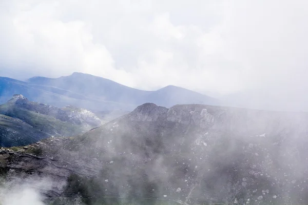 Paesaggio dai monti Bucegi, parte dei Carpazi del Sud in Romania in una giornata molto nebbiosa — Foto Stock