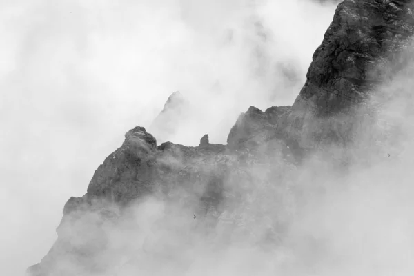 Krajina z bucegi mountains, část Jižní Karpaty v Rumunsku ve velmi mlhavé den — Stock fotografie