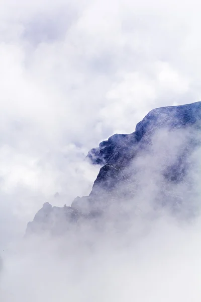 Krajina z bucegi mountains, část Jižní Karpaty v Rumunsku ve velmi mlhavé den — Stock fotografie