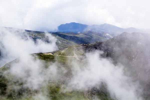 Paysage des monts Bucegi, partie des Carpates du Sud en Roumanie par une journée très brumeuse — Photo