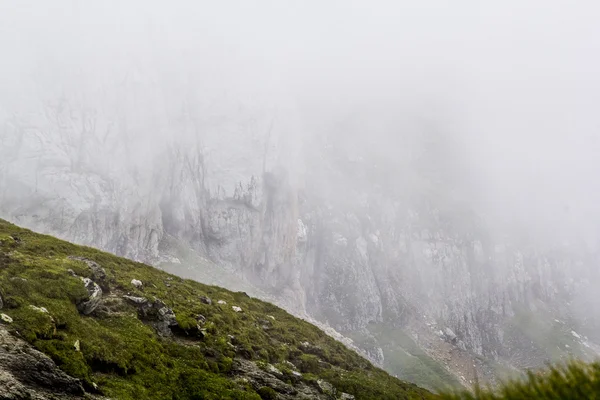 Paesaggio dai monti Bucegi, parte dei Carpazi del Sud in Romania in una giornata molto nebbiosa — Foto Stock