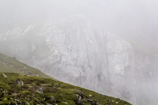 Paesaggio dai monti Bucegi, parte dei Carpazi del Sud in Romania in una giornata molto nebbiosa — Foto Stock