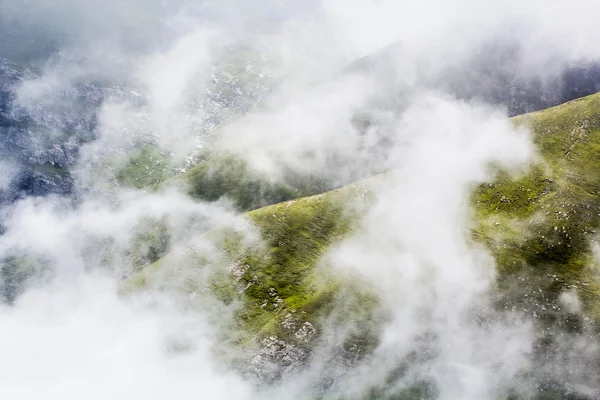 Paesaggio dai monti Bucegi, parte dei Carpazi del Sud in Romania in una giornata molto nebbiosa — Foto Stock