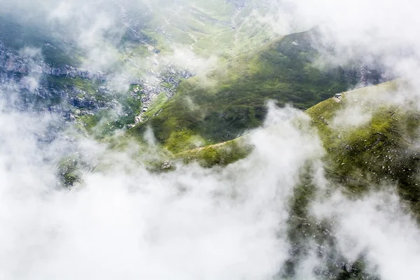 Paesaggio dai monti Bucegi, parte dei Carpazi del Sud in Romania in una giornata molto nebbiosa — Foto Stock