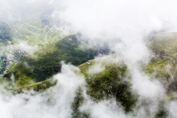 Paesaggio dai monti Bucegi, parte dei Carpazi meridionali in Romania — Foto Stock