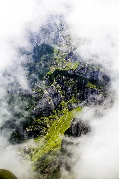 Paisaje de las montañas Bucegi, parte de los Cárpatos del Sur en Rumania en un día muy brumoso — Foto de Stock