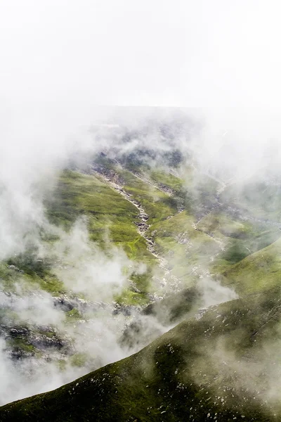 Paesaggio dai monti Bucegi, parte dei Carpazi del Sud in Romania in una giornata molto nebbiosa — Foto Stock